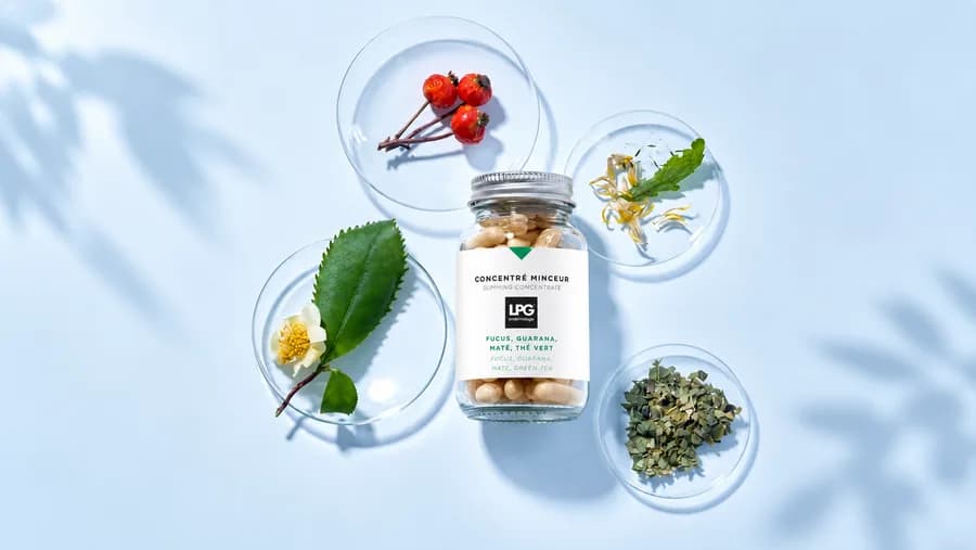 LPG Slimming Concentrate Kapseln mit ihren Zutaten angerichtet